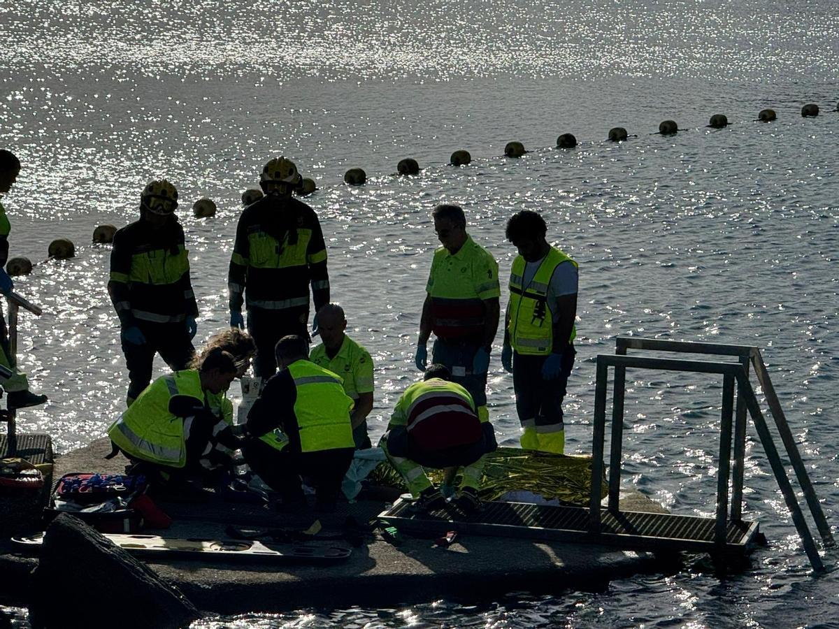 Rescate de un bañista en la playa de Puerto Rico, en Mogán.
