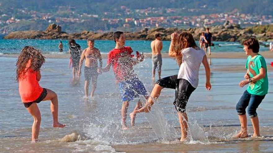 Bañistas en la playa de Samil // MARTA G. BREA