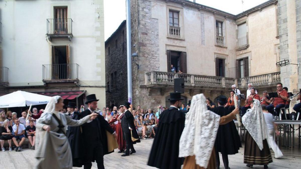 Moià llueix les seves danses tradicionals el penúltim dia de festa major | J. CAPDEVILA