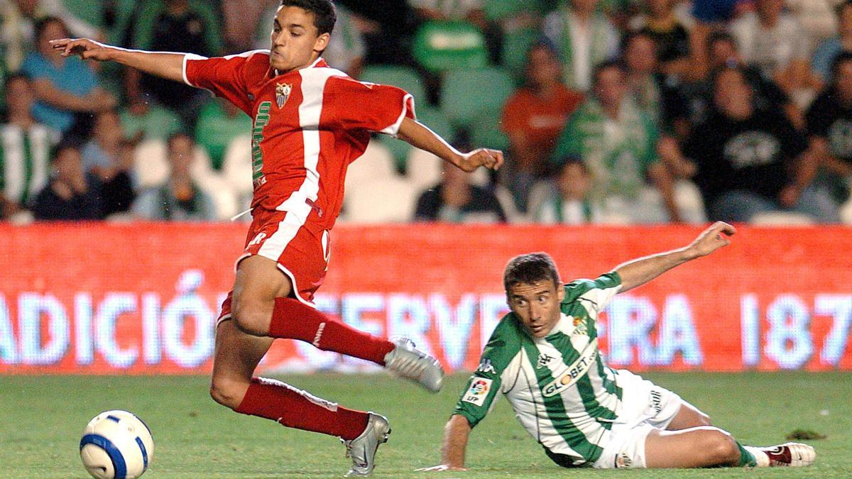 El centrocampista del Sevilla, Jesús Navas, intenta controlar el balón tras superar al defensa del Betis, Luis Fernández, durante el partido de liga que ambos equipos juegan esta noche en el estadio Ruiz de Lopera de Sevilla.