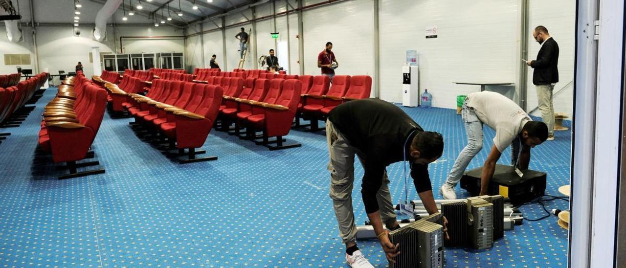 Operarios desmontando instalaciones del COP27.