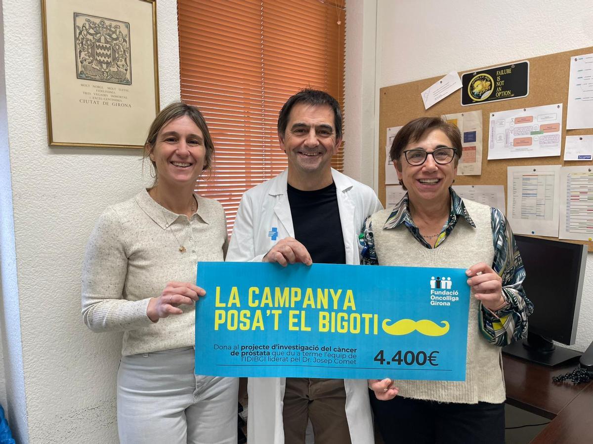 Entrega al doctor Josep Comet del xec simbòlic amb la quantitat destinada a la recerca.