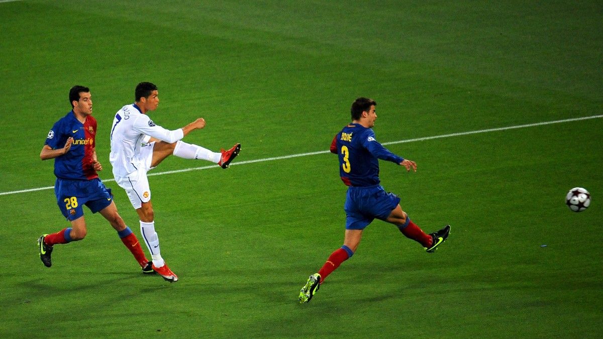 Cristiano Ronaldo en la final de la Champions de 2009, contra Busquets y Piqué