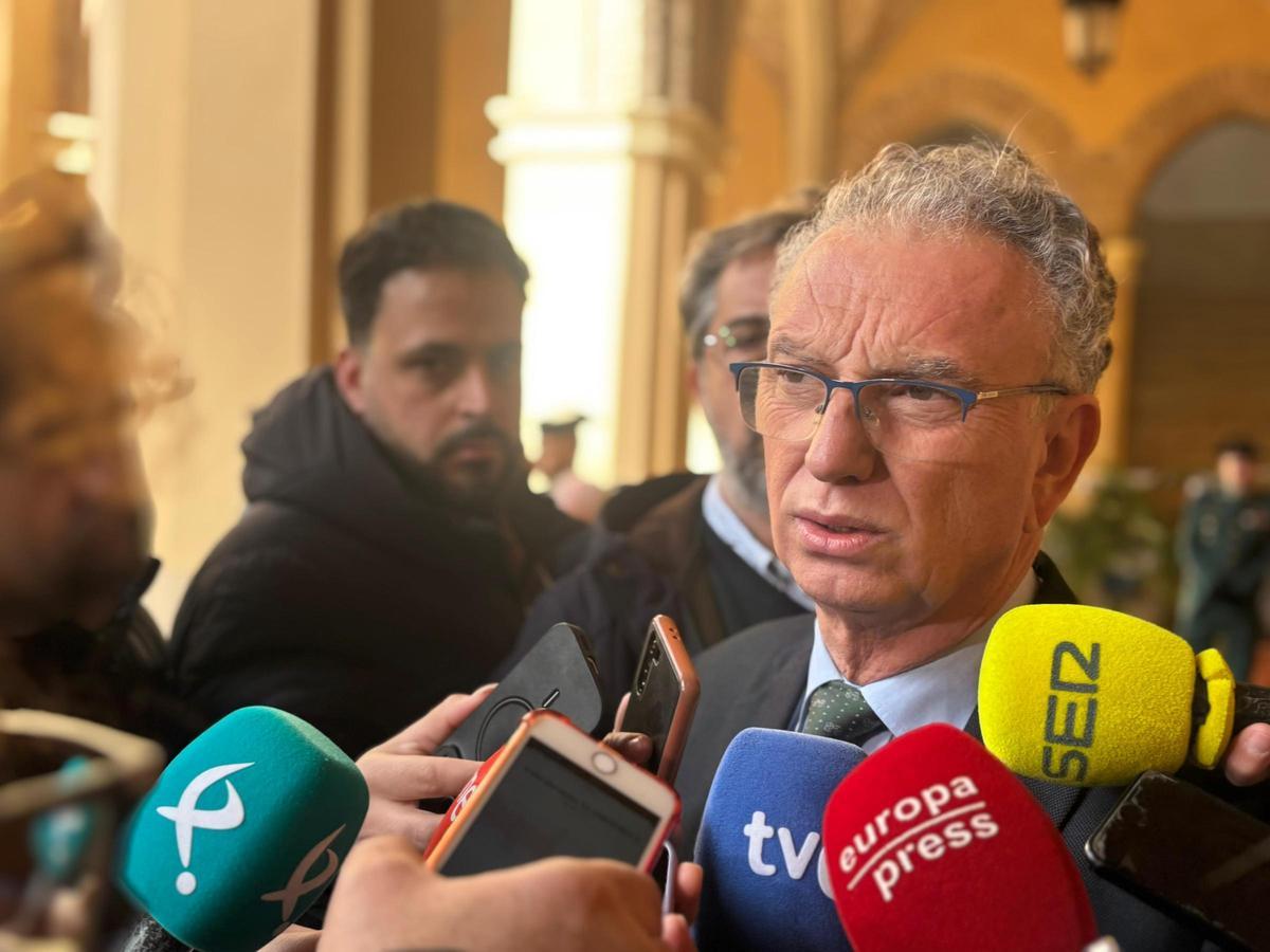 El delegado del Gobierno en Extremadura, José Luis Qyintana, atiende a los medios, este viernes en Badajoz.