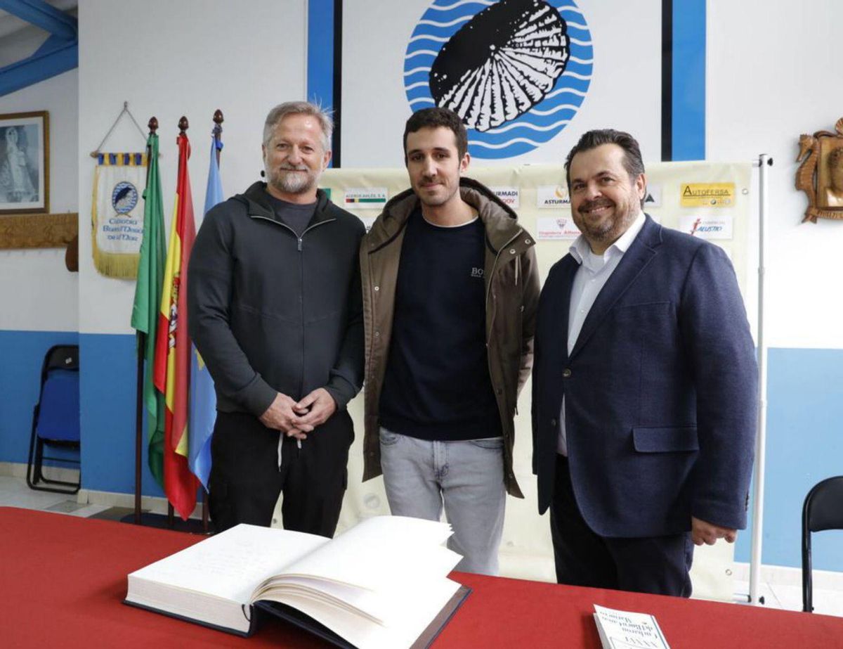 Un momento de la firma de los premiados en el libro de honor. Por la izquierda, Pepe Vieira, Xune Andrade y Antonio Bona. | R. Solís