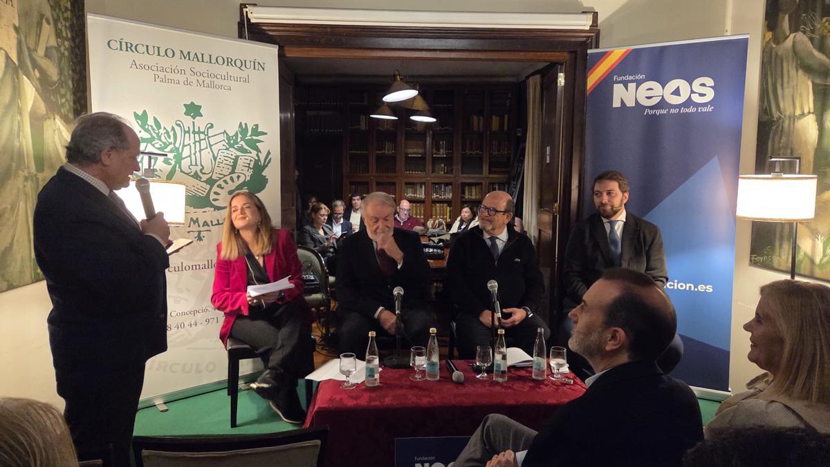 Mayor Oreja habló sobre la crisis social y de principios que sufre España