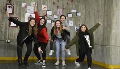 Tania Gándara, con sus compañeras de clase, con las que organizó la exposición sobre la menstruación.