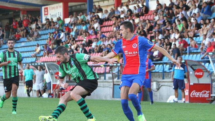 El delantero unionista Cristian disputa un balón, ayer en O Couto. // I.Osorio