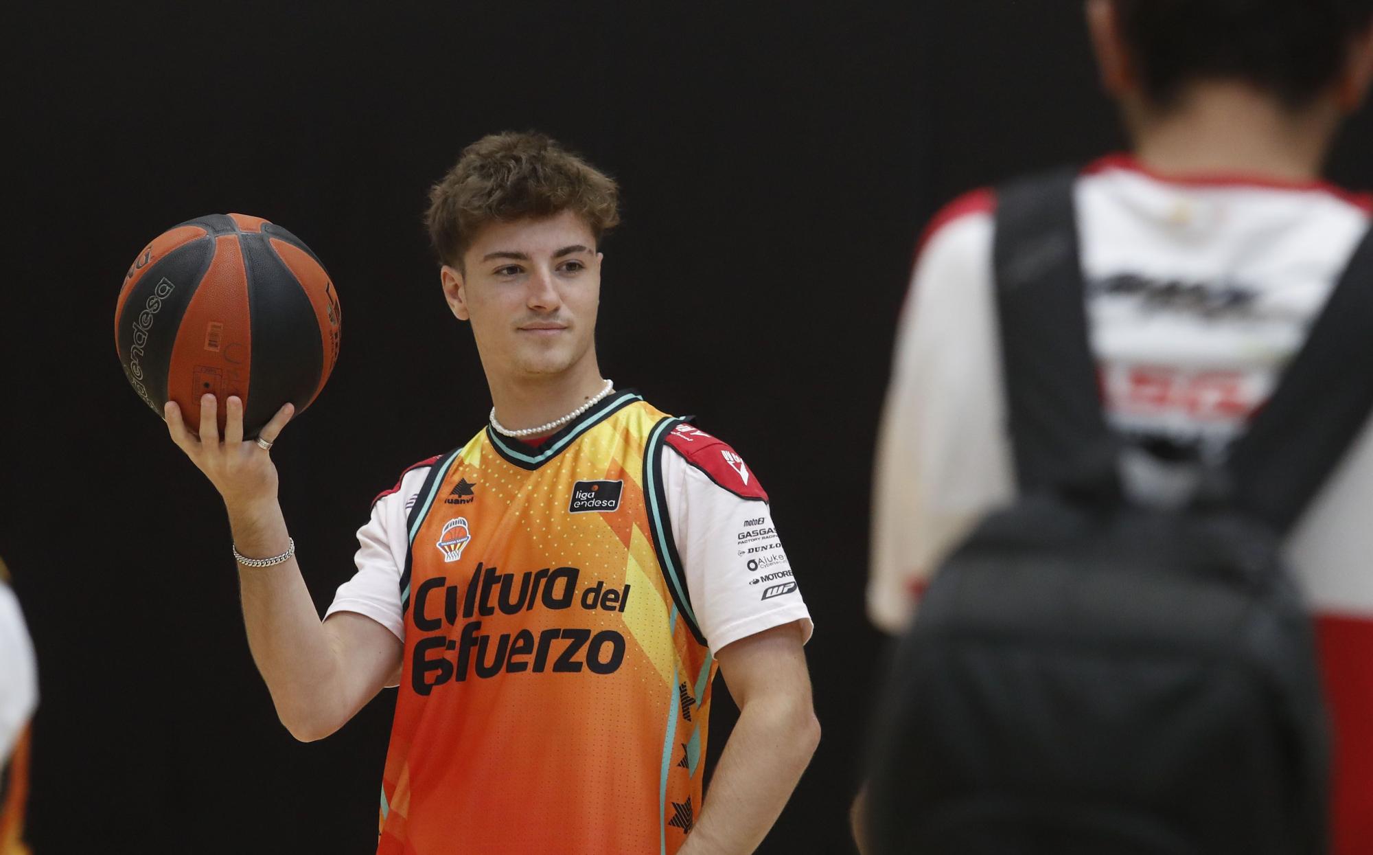 Los pilotos del Mundial de Motociclismo juegan a baloncesto en L´Alqueria del Basket