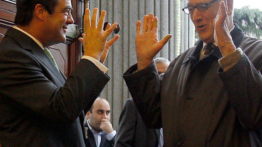 El presidente del Congreso, José Bono, gesticula con un señor sordomudo a las puertas de la Cámara Baja