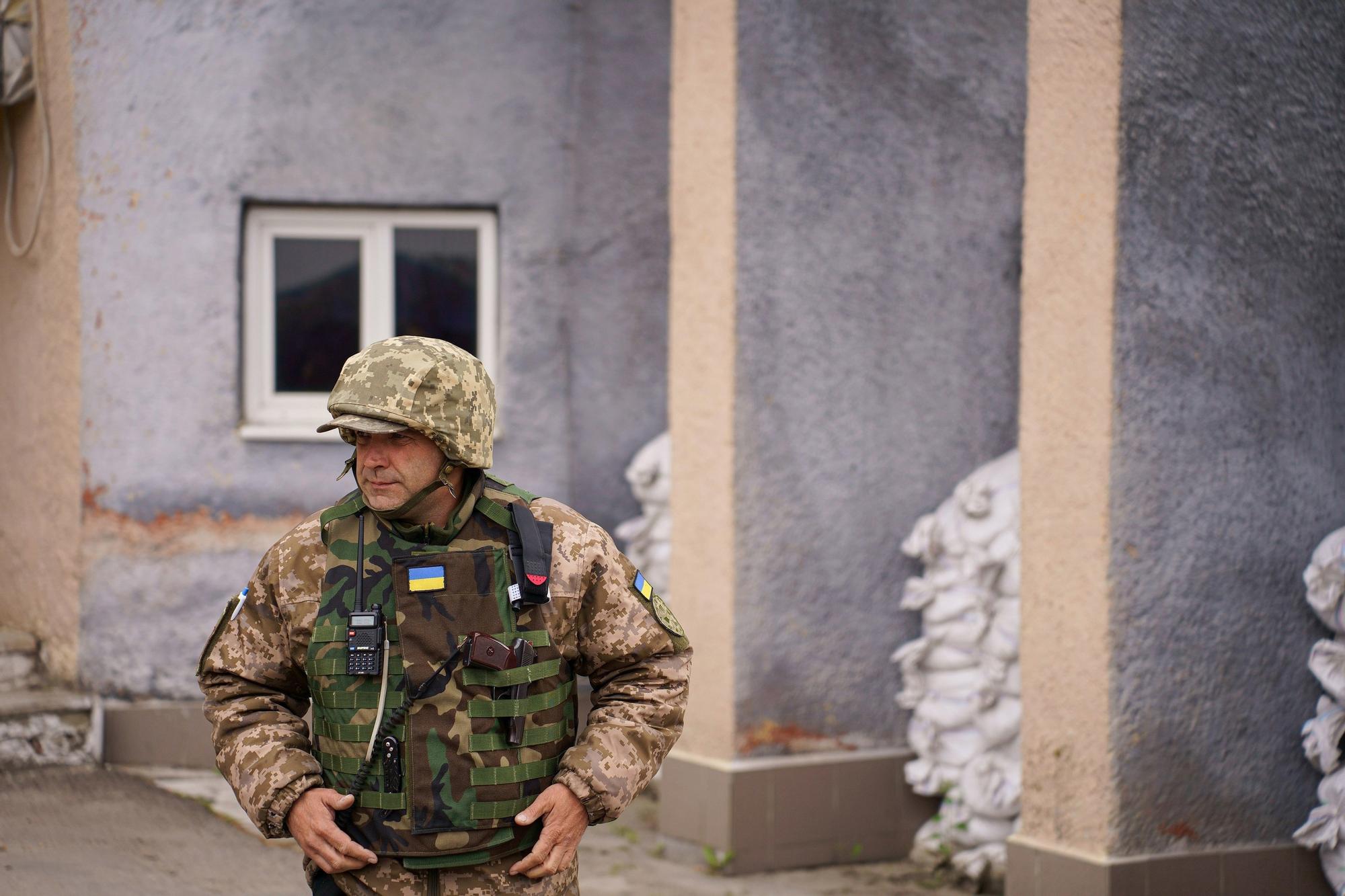 Un soldado ucraniano en una calle de Jersón.