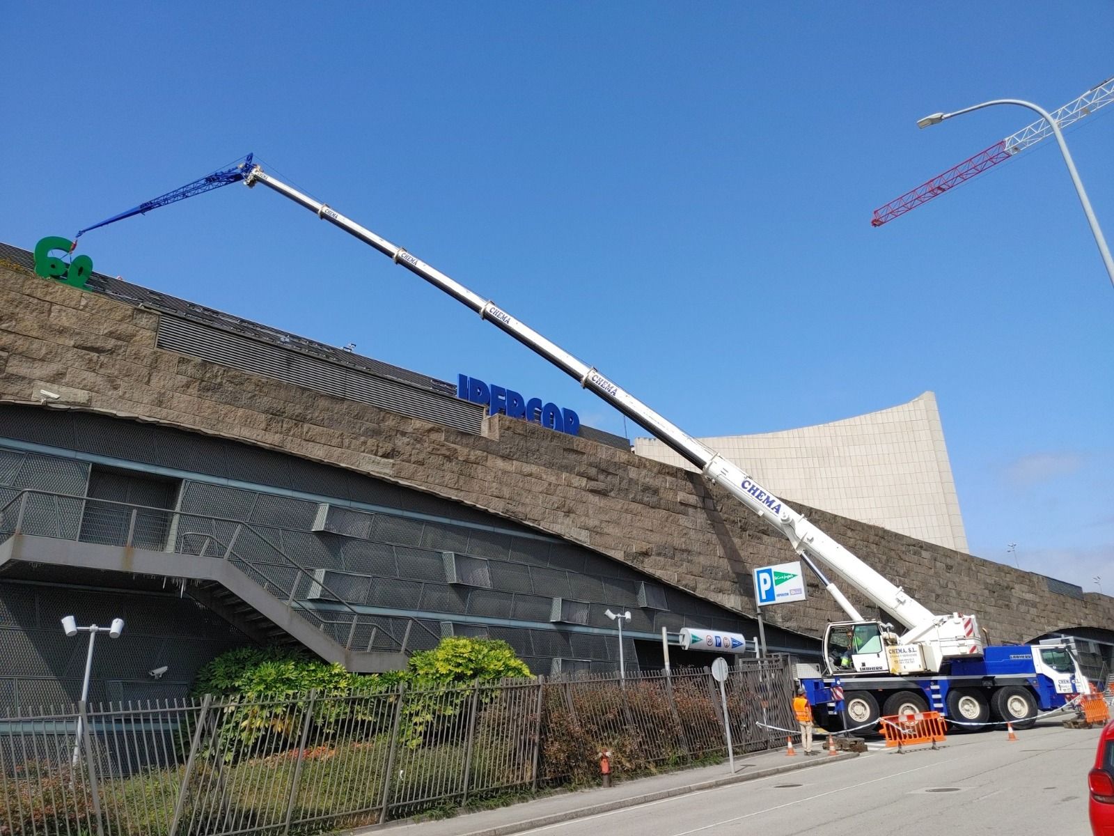 Desmontaje de los letreros de El Corte Inglés en Marineda City