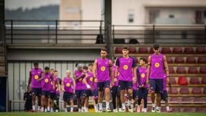 Entrenamiento del Barça en la Ciutat Esportiva Joan Gamper. 