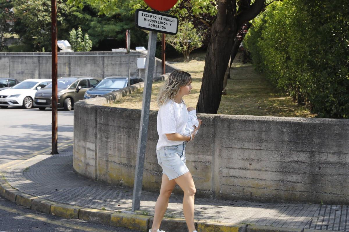 Leticia Ansedes huyendo del hospital con su bebé sustraído en brazos.
