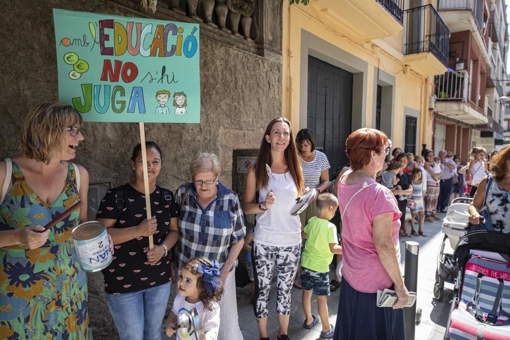 Un centenar de colomencs protesten pel tancament d'una escola bressol