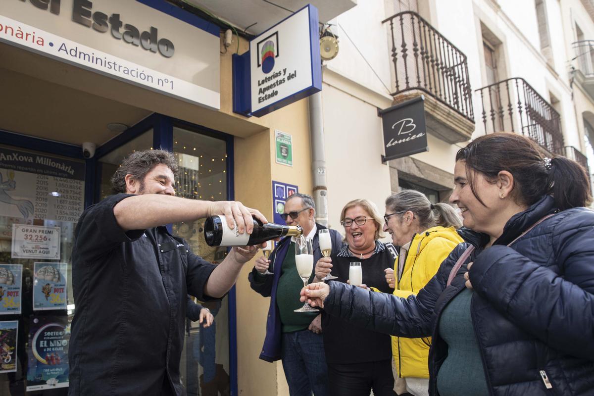 El 89603, primer premio de la Lotería del Niño 2023 se ha vendido en la administración LAnxova Milionària de LEscala, localidad costera de Girona
