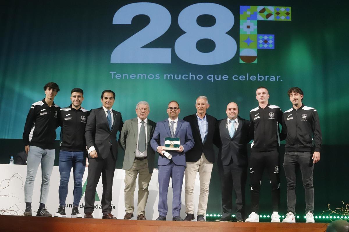 Directivos, técnicos y futbolistas del Montilla CF en el momento de entrega del premio.