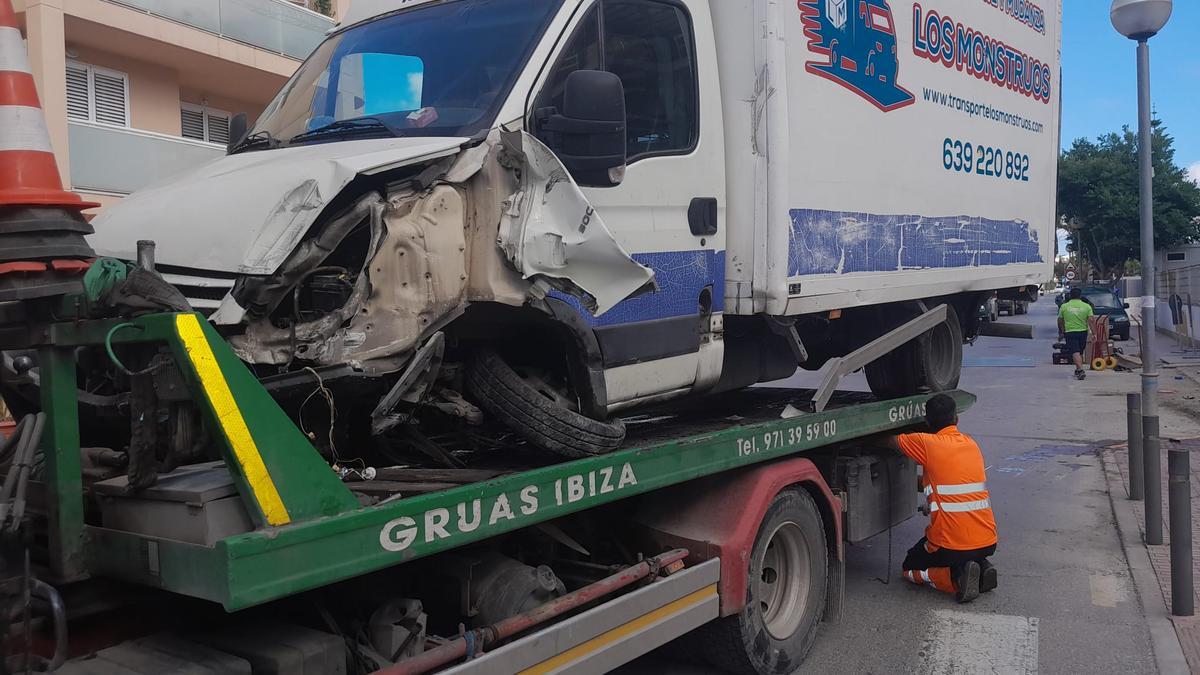 Una Furgoneta Se Estampa Contra Una Obra En Ibiza