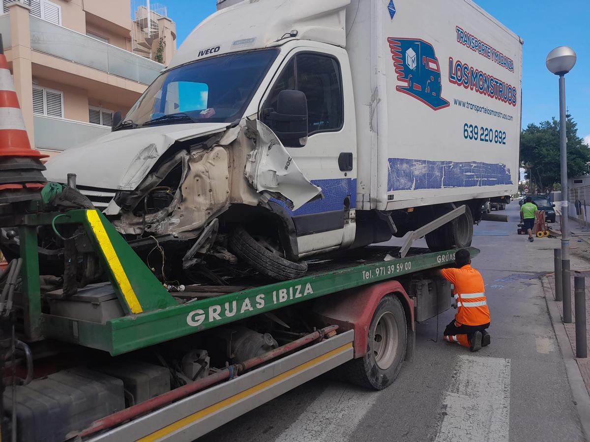 Una furgoneta se estampa contra una obra en Ibiza