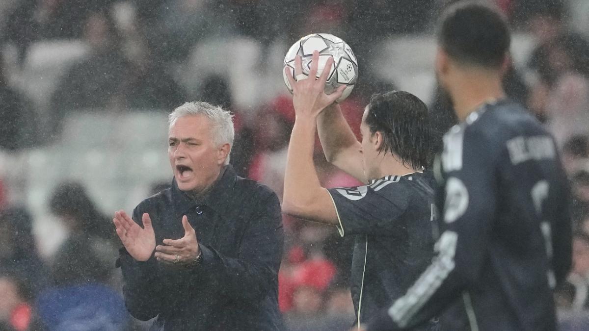 Mourinho, durante el partido contra el Madrid