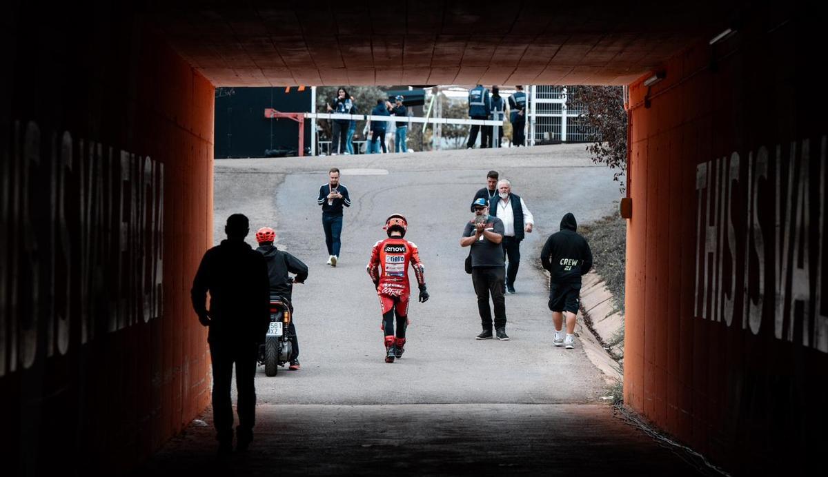 Imagen desoladora de 'Pecco' Bagnaia caminan, entre resignado y desesperado, hacia su boxe en Cheste tras caerse el domingo.