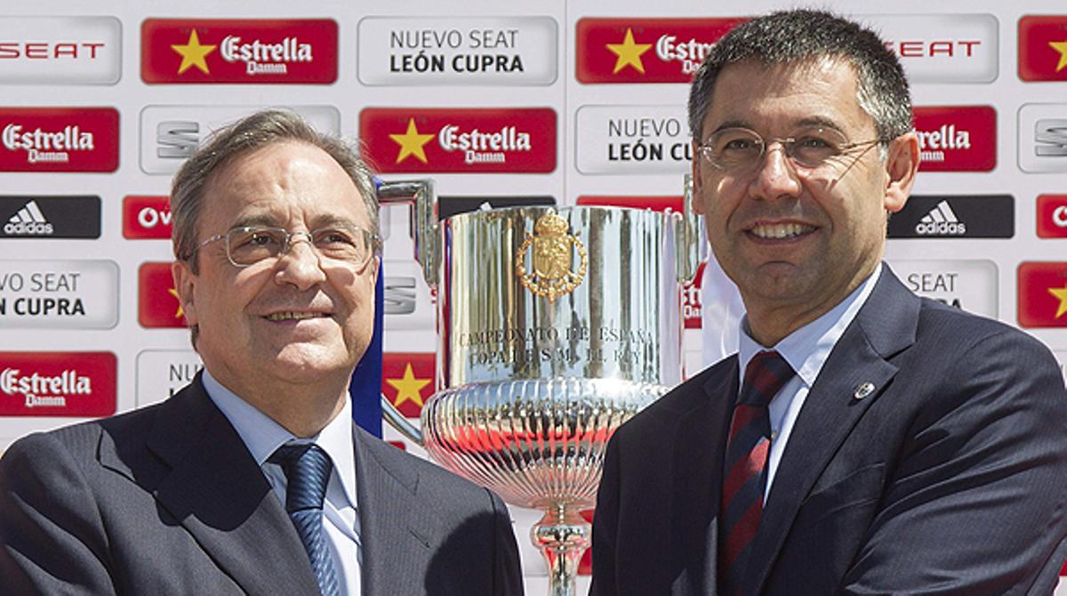 El president del Barça i el del Madrid han posat junts amb el trofeu a les portes de l’hotel valencià on s’ha celebrat el dinar.