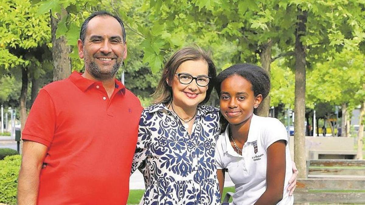 Su familia, un gran apoyo: María Carmen Villarrubia, con Antonio, su marido, y su hija María.