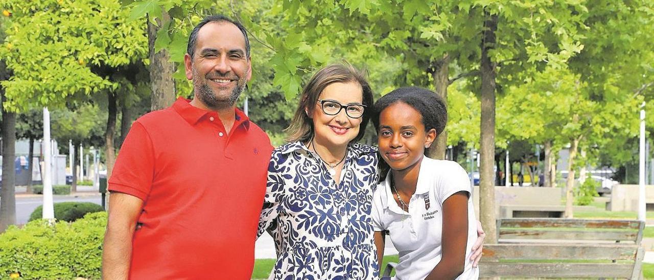 Su familia, un gran apoyo: María Carmen Villarrubia, con Antonio, su marido, y su hija María.