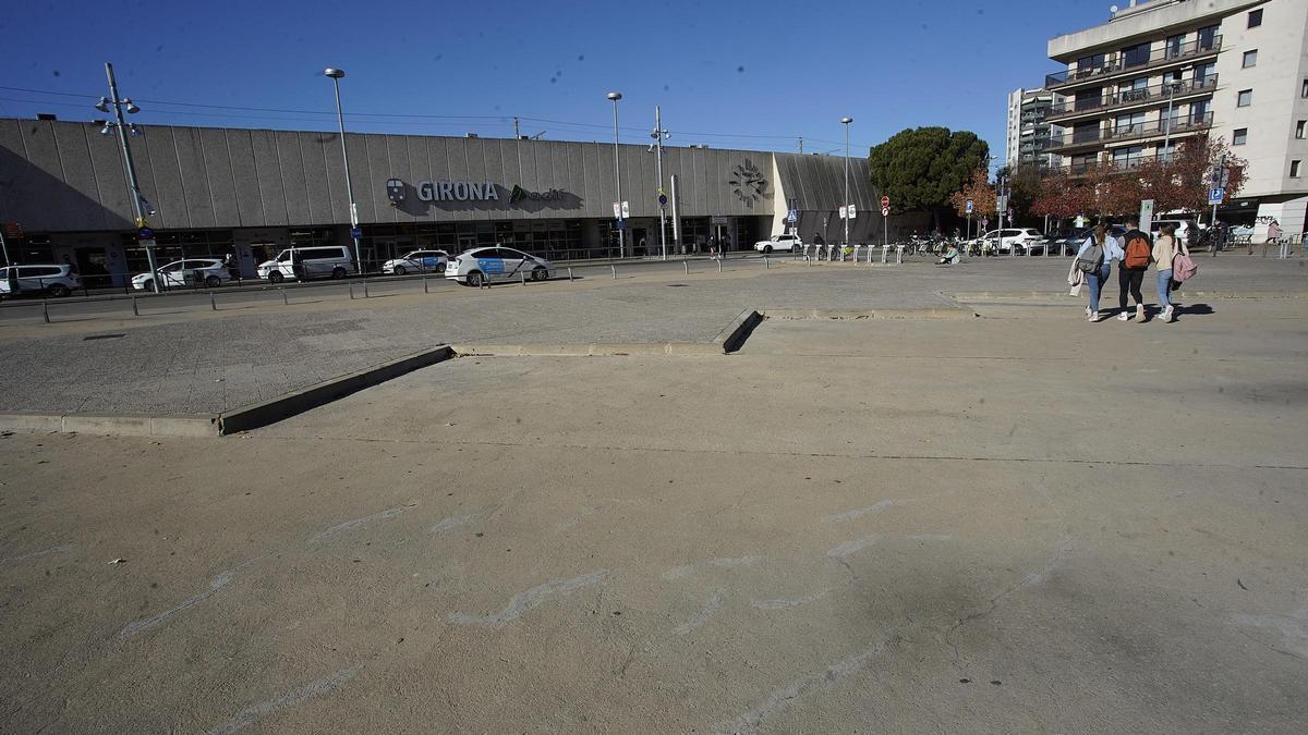 Una imatge de la plaça d’Espanya, amb les antigues andanes de l’estació d’autobusos.