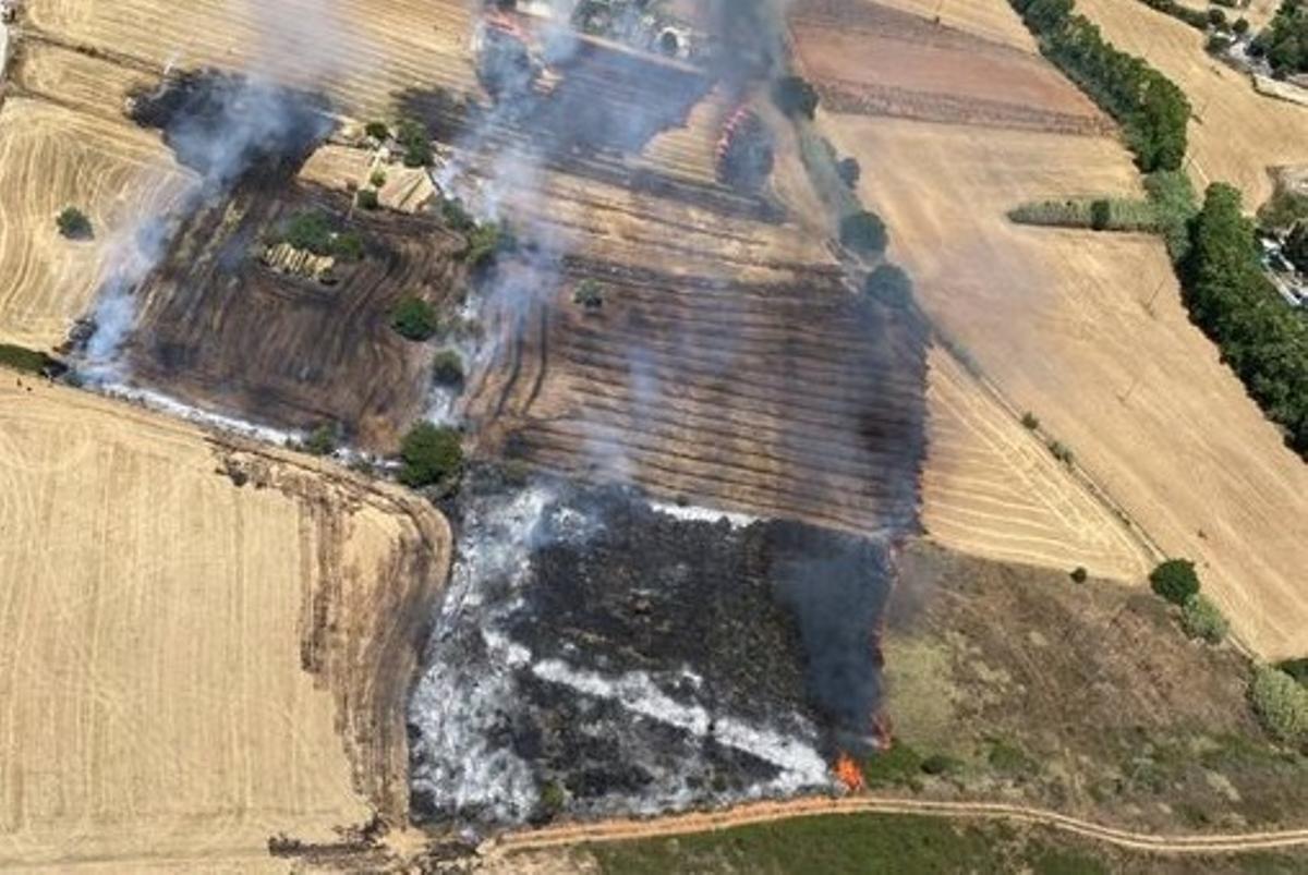 Un incendi obliga a confinar els veïns de dos sectors de Montcada i Reixac