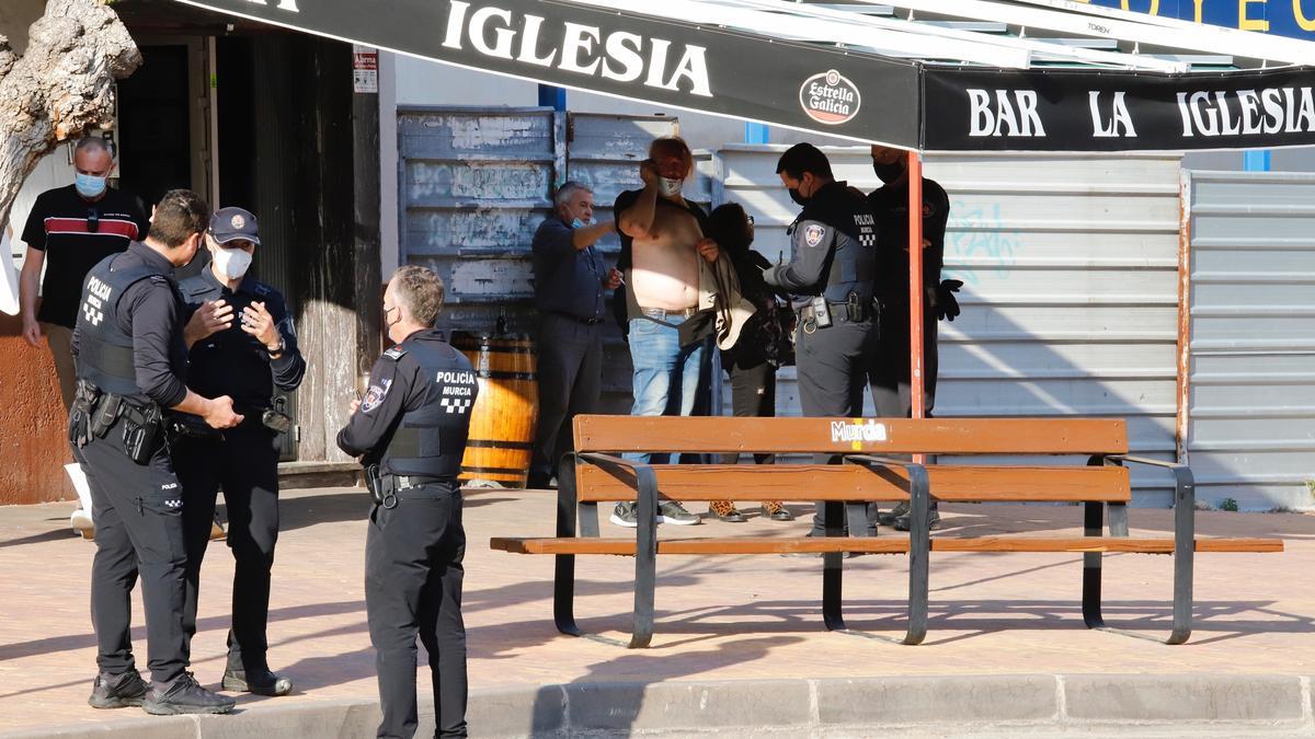 Agentes toman declaración a testigos y víctima.