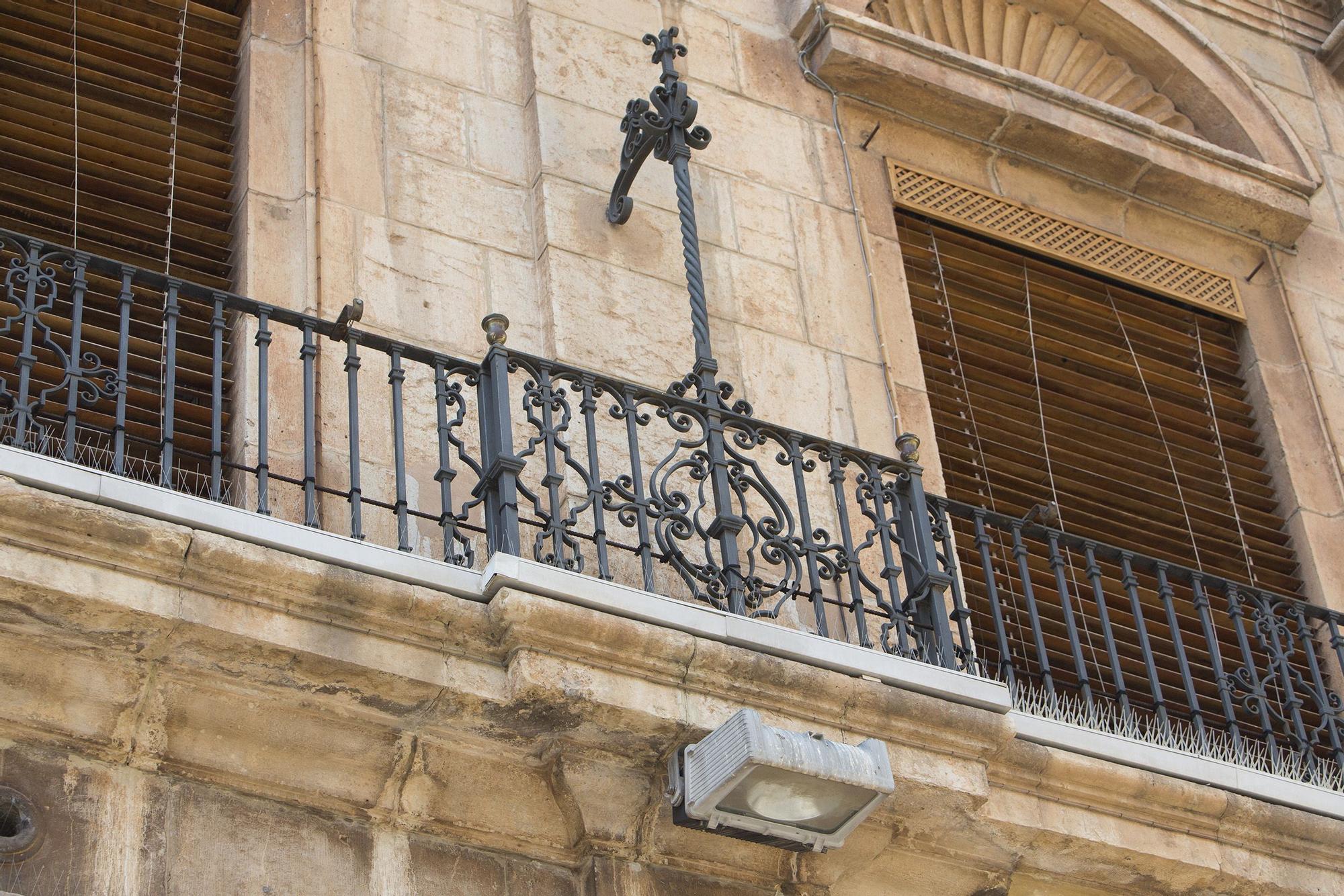 Un detalle de la fachada principal del Ayuntamiento de Castelló.