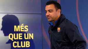 Xavi entra en la sala de prensa de la ciudad deportiva del Barça en Sant Joan Despí.