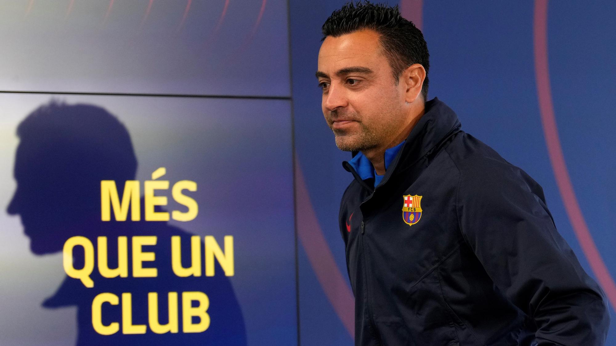 Xavi entra en la sala de prensa de la ciudad deportiva del Barça en Sant Joan Despí.