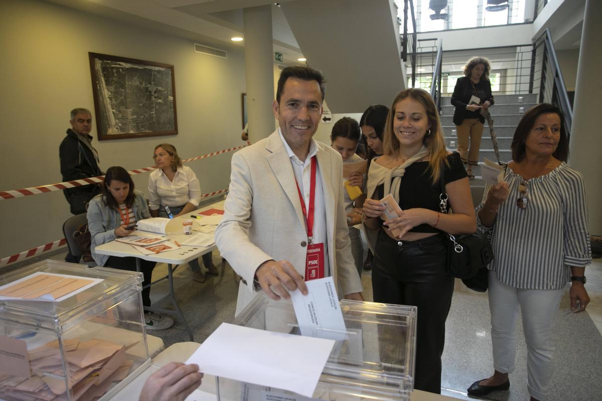 Pere Antoni vota durante el 28M.