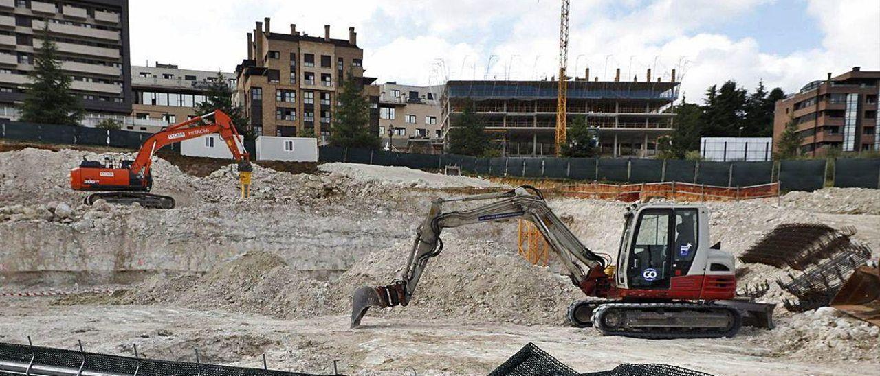 Obras en el barrio de Montecerrao. | LUISMA MURIAS