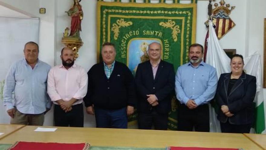 El alcalde de La Vila junto con los reyes de las Fiestas de este año.