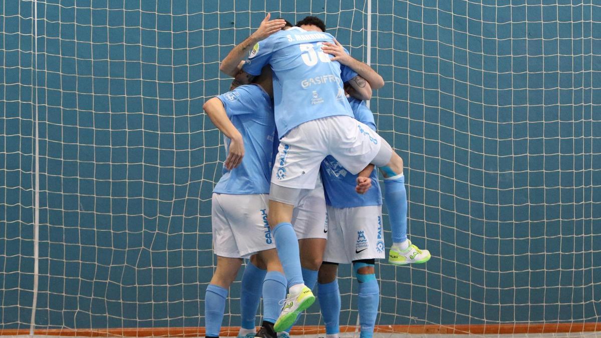 Los jugadores de la UD Ibiza-Gasifred Ciutat d&#039;Eivissa festejan uno de sus goles ante el Pallejà.