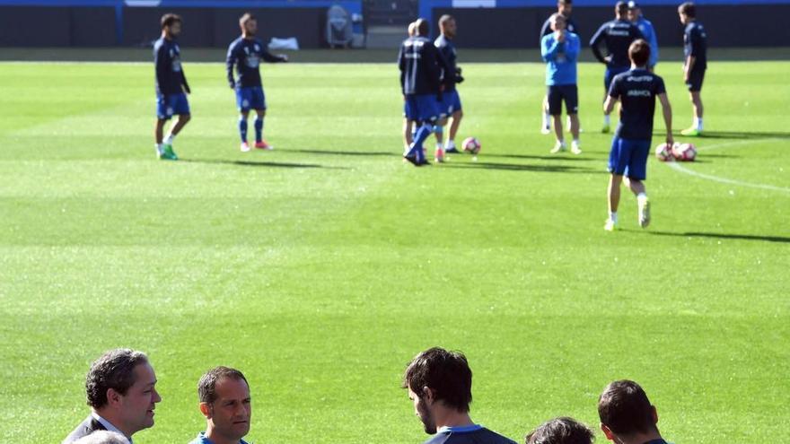 Tino Fernández, en una visita a la plantilla en Riazor.