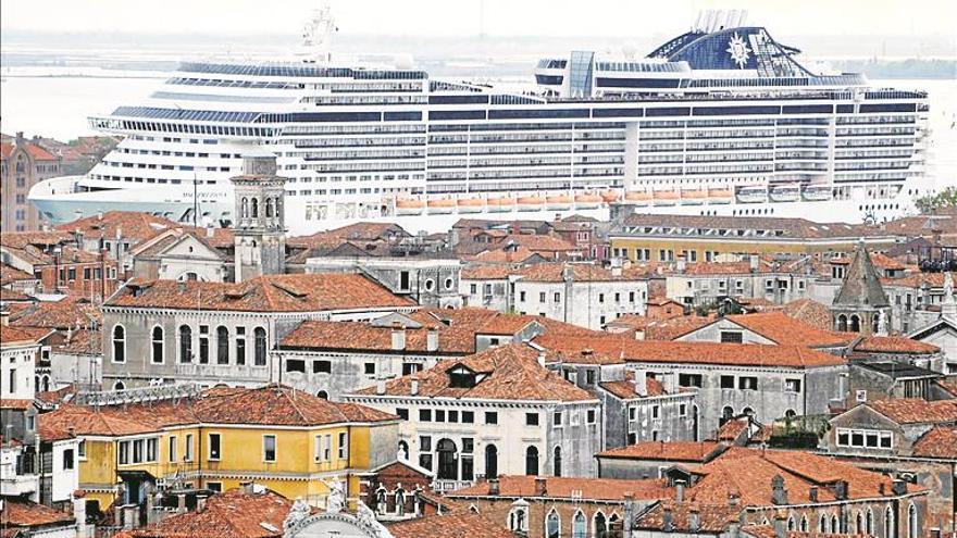 Italia quiere alejar el paso de cruceros por venecia