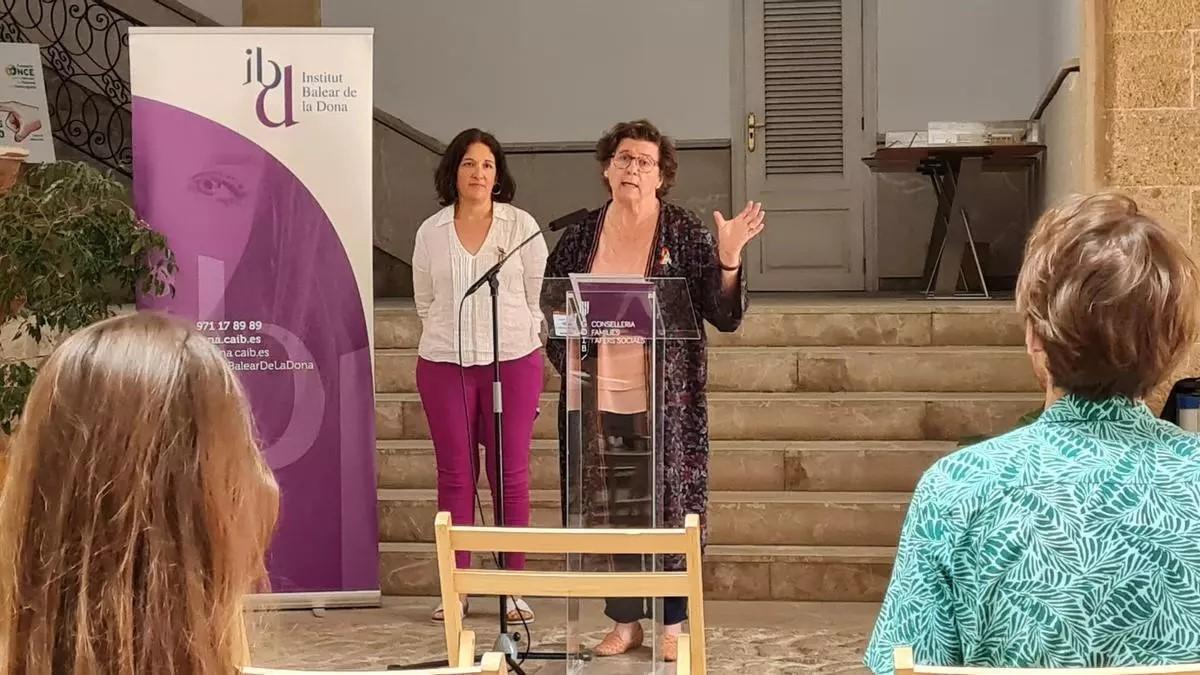 La directora de l’Institut Balear de la Dona, Cati Salom, y la consellera de Familias y Asuntos Sociales, Catalina Cirer.