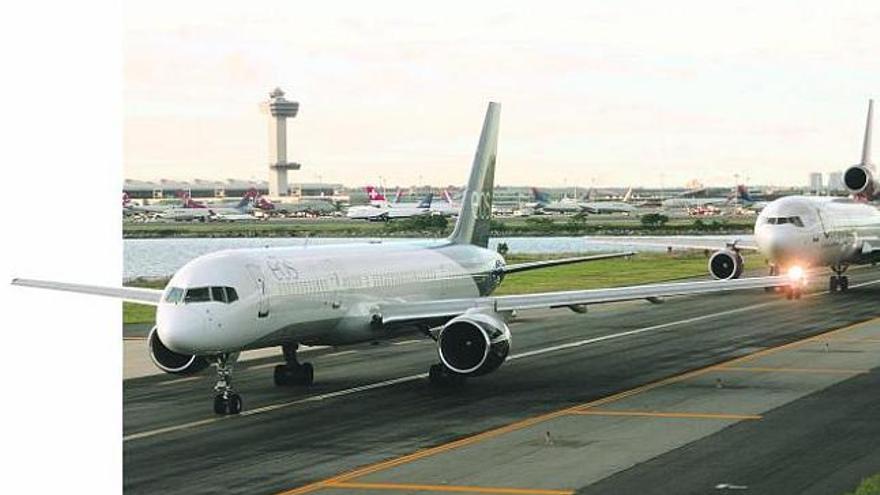 Un niño lleva el tráfico aéreo del JFK