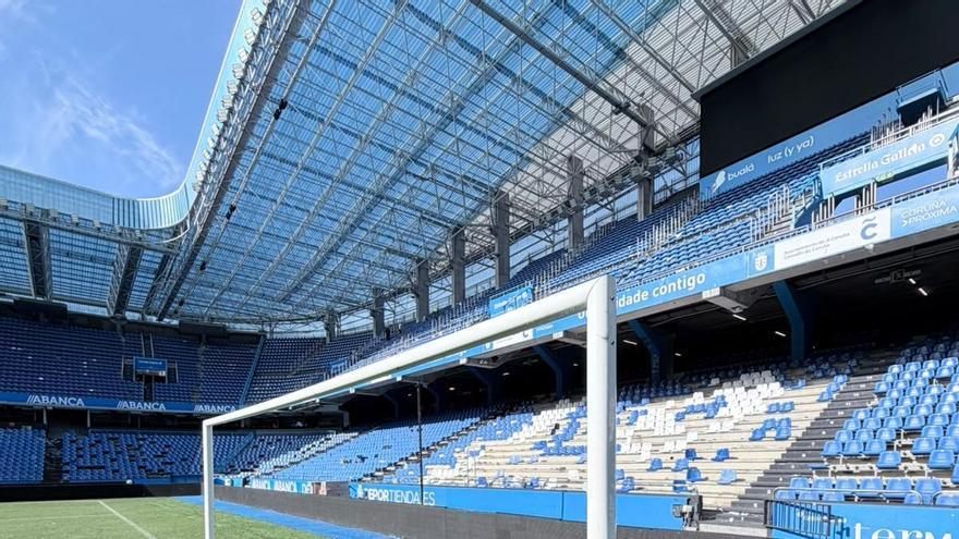 Los daños de Riazor tras la invasión por el ascenso del Deportivo obligan a coser césped natural a mano para llegar al España-Irak