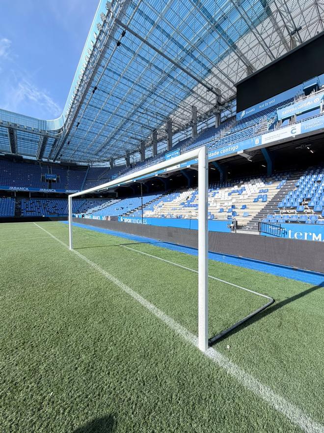 Destrozos en el estadio de Riazor en la fiesta del ascenso: 750 asientos arrancados y césped quemado