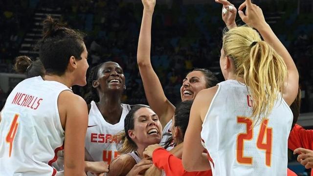 Las jugadoras de la selección rodean a Anna Cruz tras su canasta ganadora ante Turquía