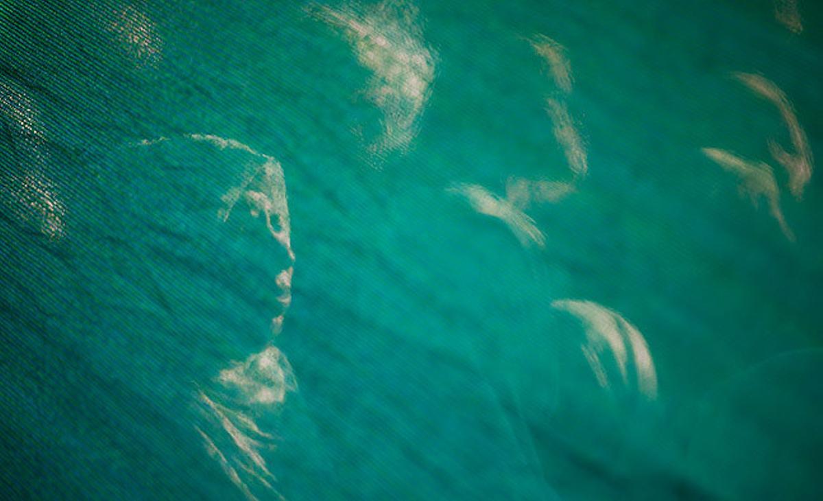 Una dona pakistanesa espera per travessar el punt de control de Qalandia, entre Ramal·la i Jerusalem, el primer divendres del Ramadà.