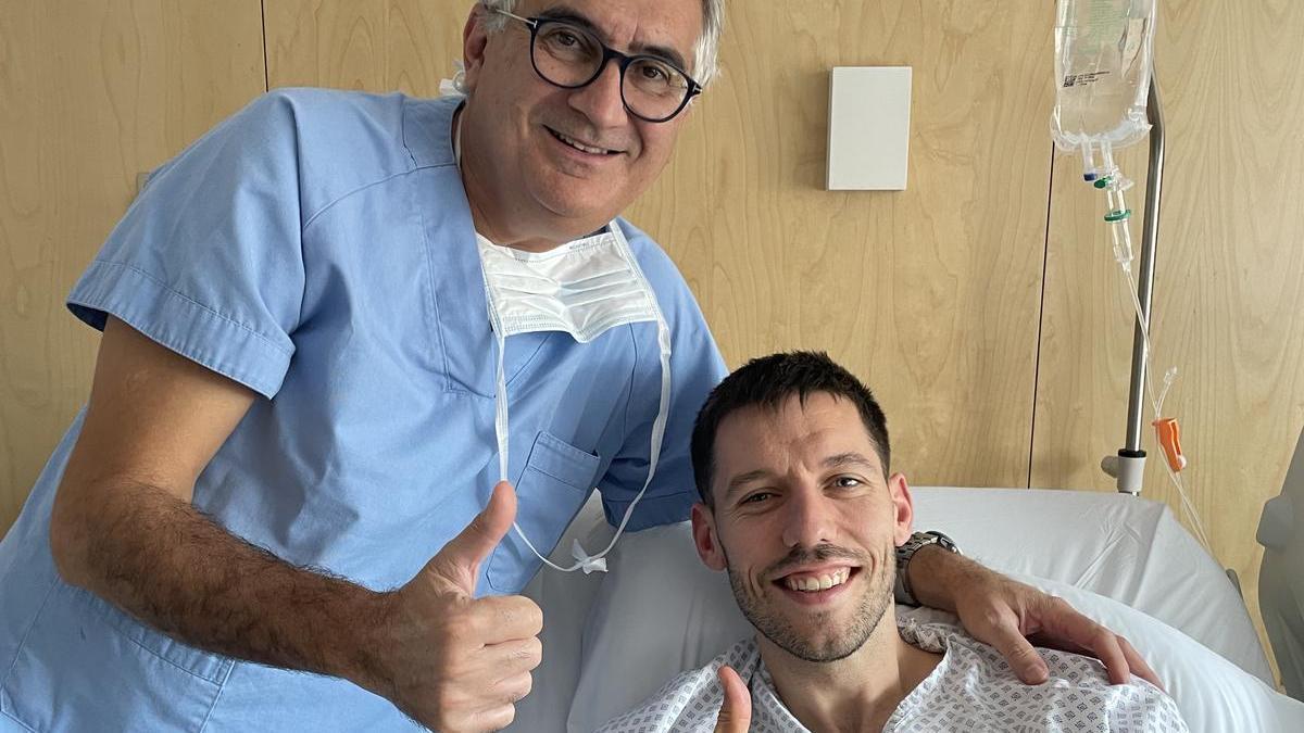 El doctor Muñoz y Sam Van Rossom, en el hospital tras la operación