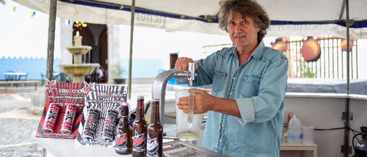 Roger Jean Herrmann con su cerveza artesanal canaria, RockStar, en la plaza del barrio teldense de San Francisco, ayer.