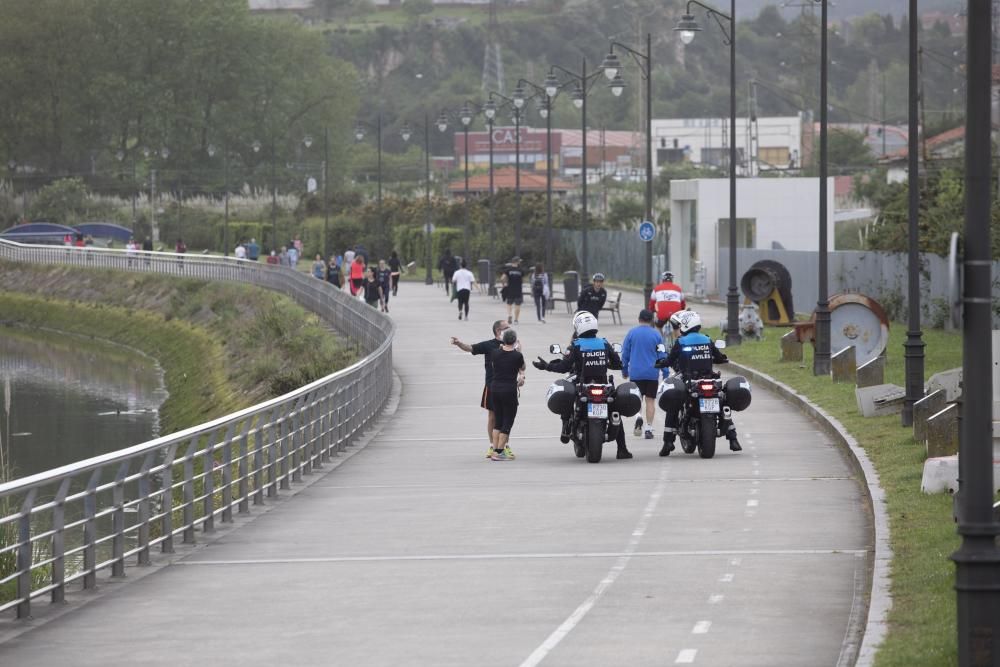 Avilés se llena de deportistas en la primera fase del desconfinamiento.