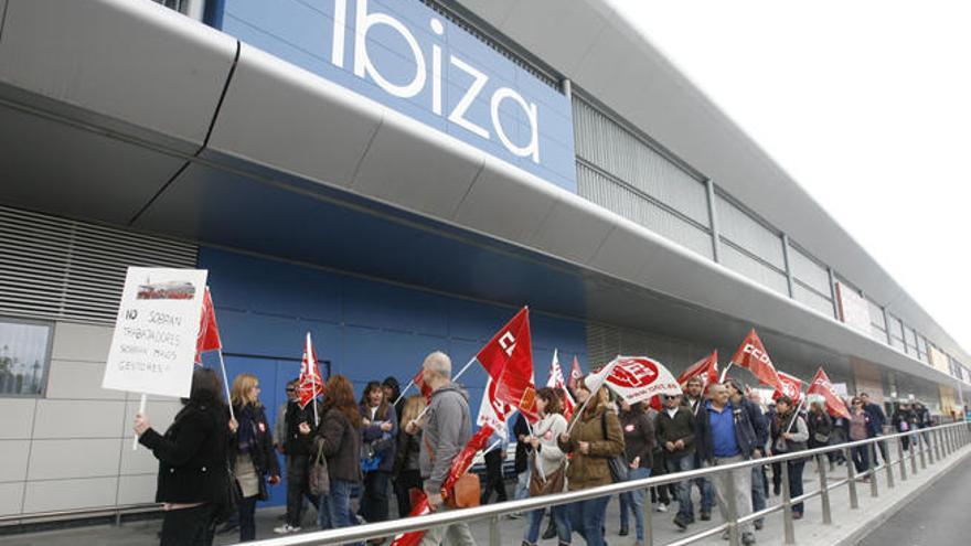 Foto de una manifestación y huelga de los trabajadores de Iberia en febrero de 2013 en el aeropuerto de Ibiza.